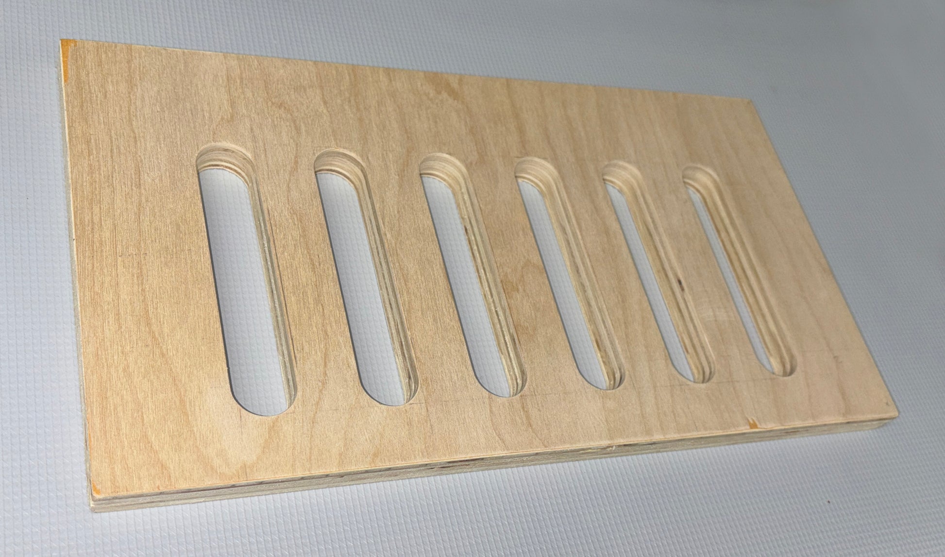 Hand router jig for cutting slots