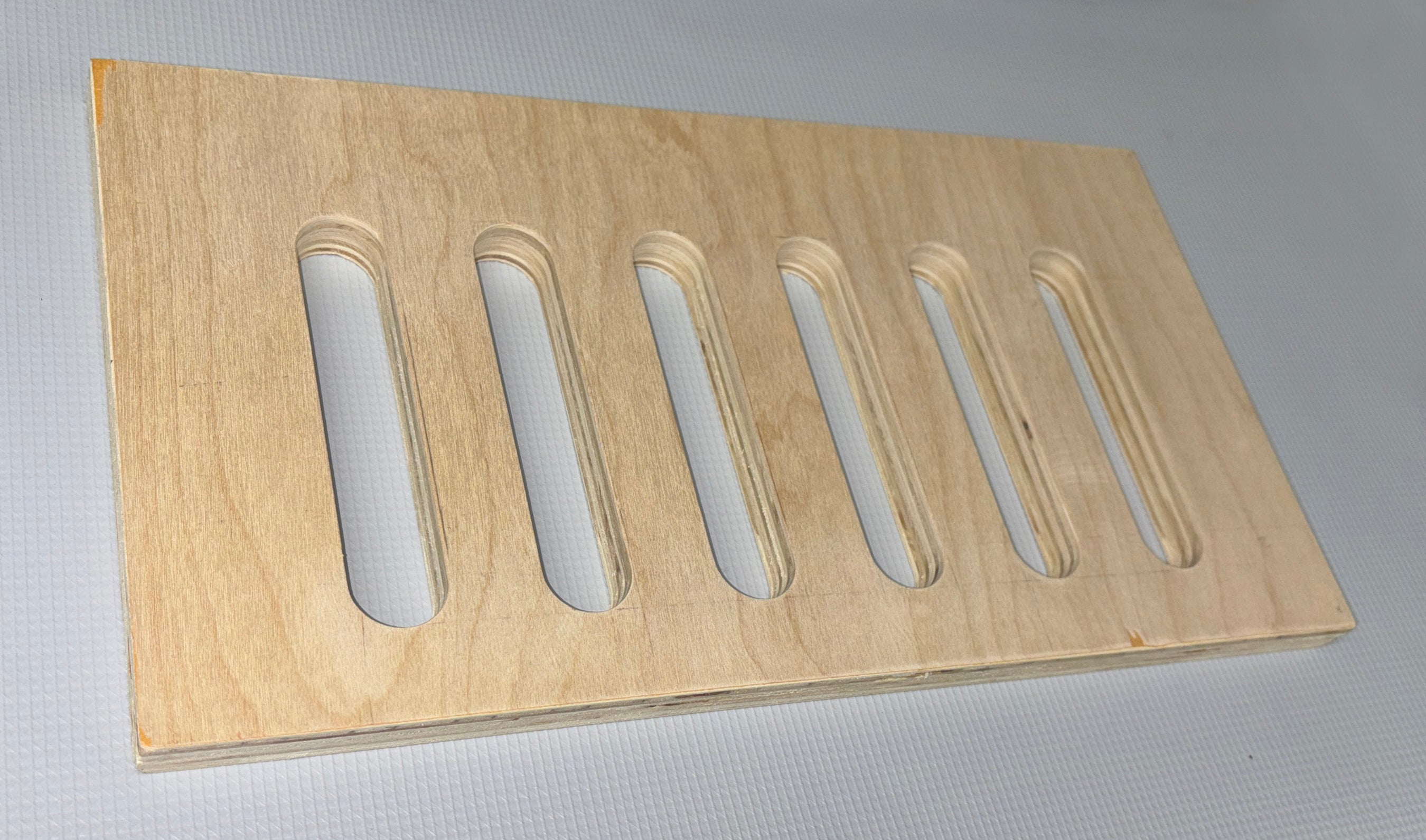 Hand router jig for cutting slots